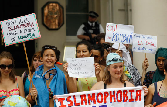 نشطاء بريطانيين يحتجون ضد حظر البوركيني 